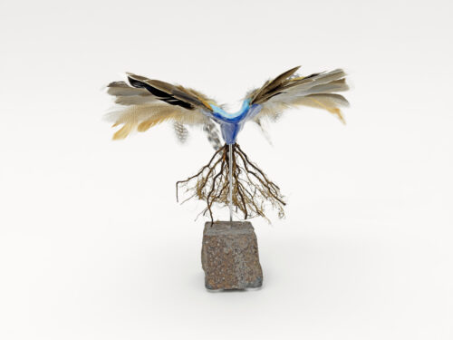 Wurzeln und Flügel, Skulptur 2026, Vogelfedern, Rosenwurzeln, Granit, glasierte Keramik, Edelstahl, Höhe ca. 25 cm